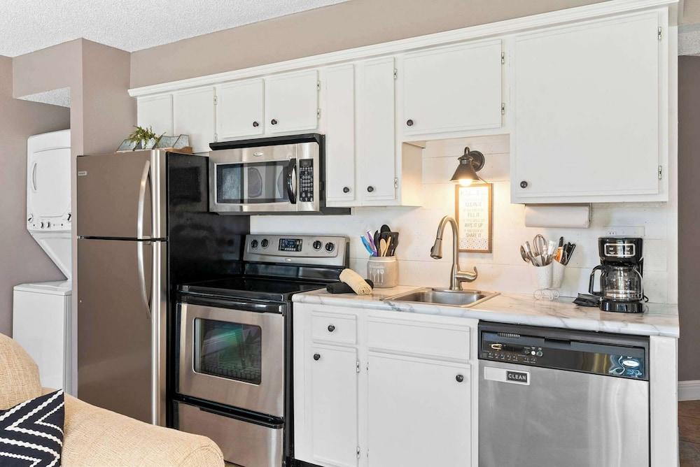 Branson Vacation Station - Charming 1 BDR Condo in the Middle of Everything!