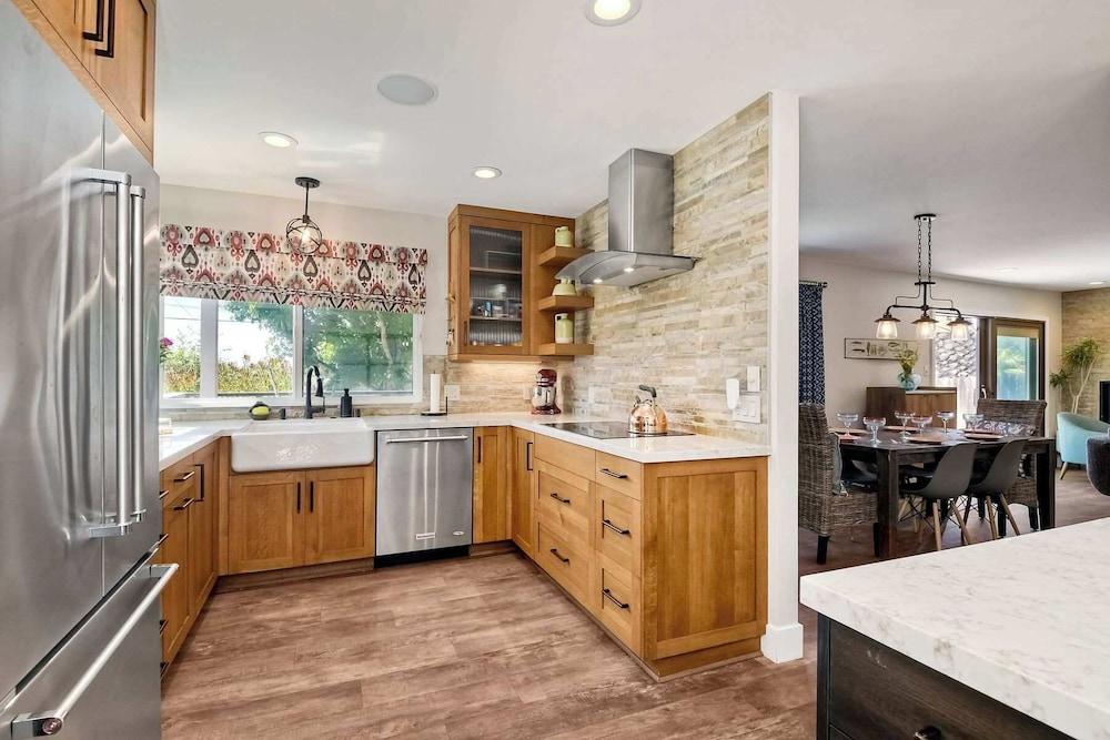 Fresh & Modern 3 BDR Just Blocks From Beach!