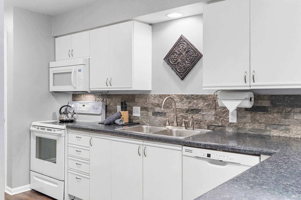 Dora - Holiday Hills Branson - Golf Resort - Branson - Outdoor Pools