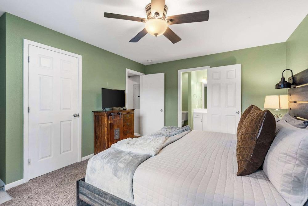 Dora - Holiday Hills Branson - Golf Resort - Branson - Outdoor Pools