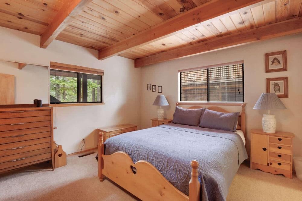 Lake Tahoe Treasure! Minutes From Beach & Skiing