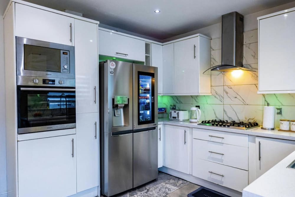 3 Bed House - Sleeps 6 With Free Parking