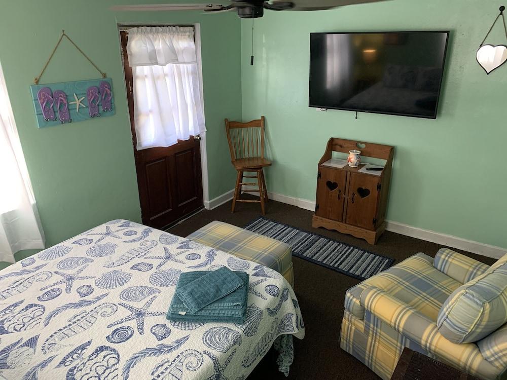 Beach Side Studio #1 Apts by RedAwning