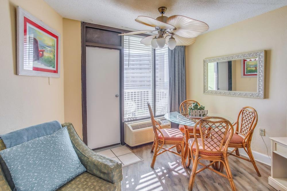 Beachfront Condo w/ Balcony & Pool in Myrtle Beach
