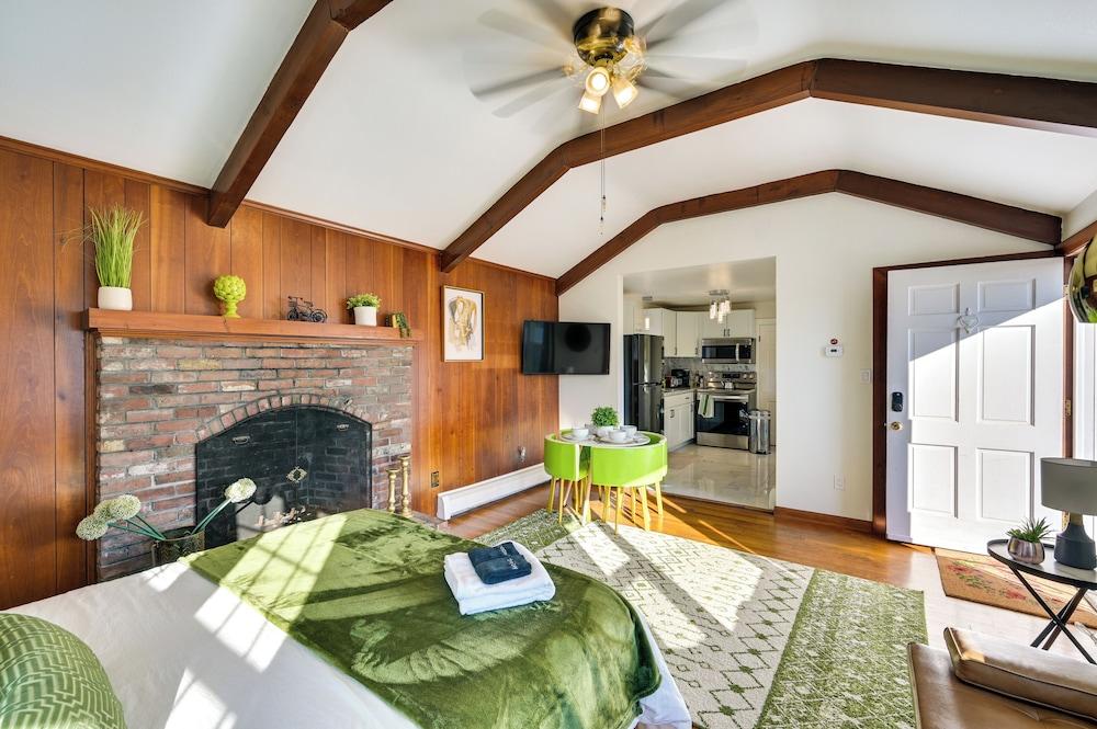1 Mi to Downtown Salem: Studio w/ Fire Pit Access