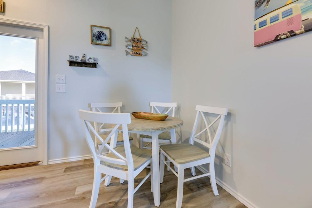 Community Pool Access & Bay View: Rockport Home!