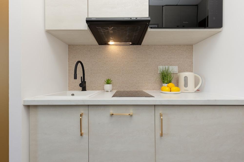 Glamour Studio With Parking by Renters