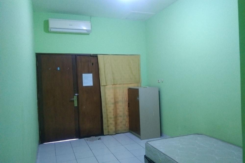 OYO Life Kost ijo Tembok Tinggi