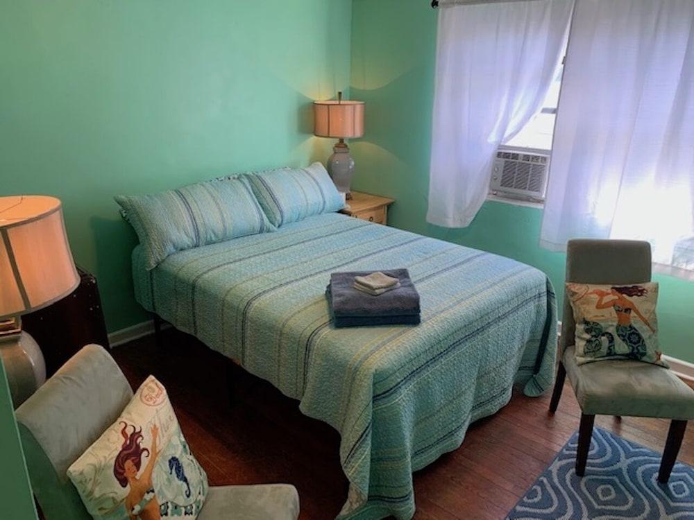 Beach Side Studio #4 1 Bedroom Apts by RedAwning