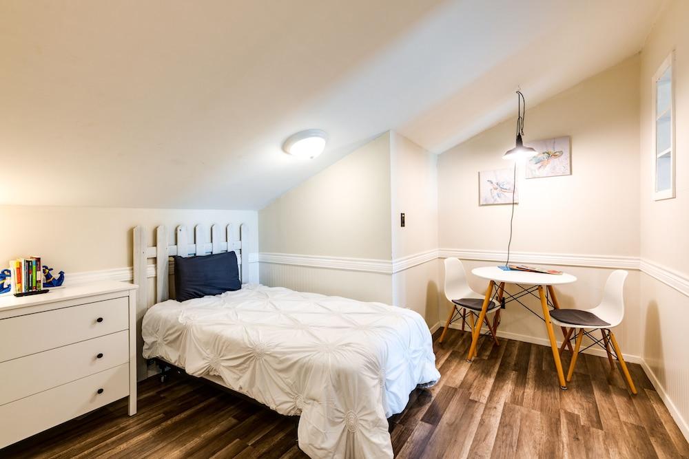 Balcony & Pool Access: Bayfront Rockport Escape!