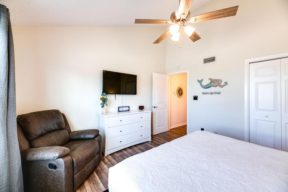 Balcony & Pool Access: Bayfront Rockport Escape!