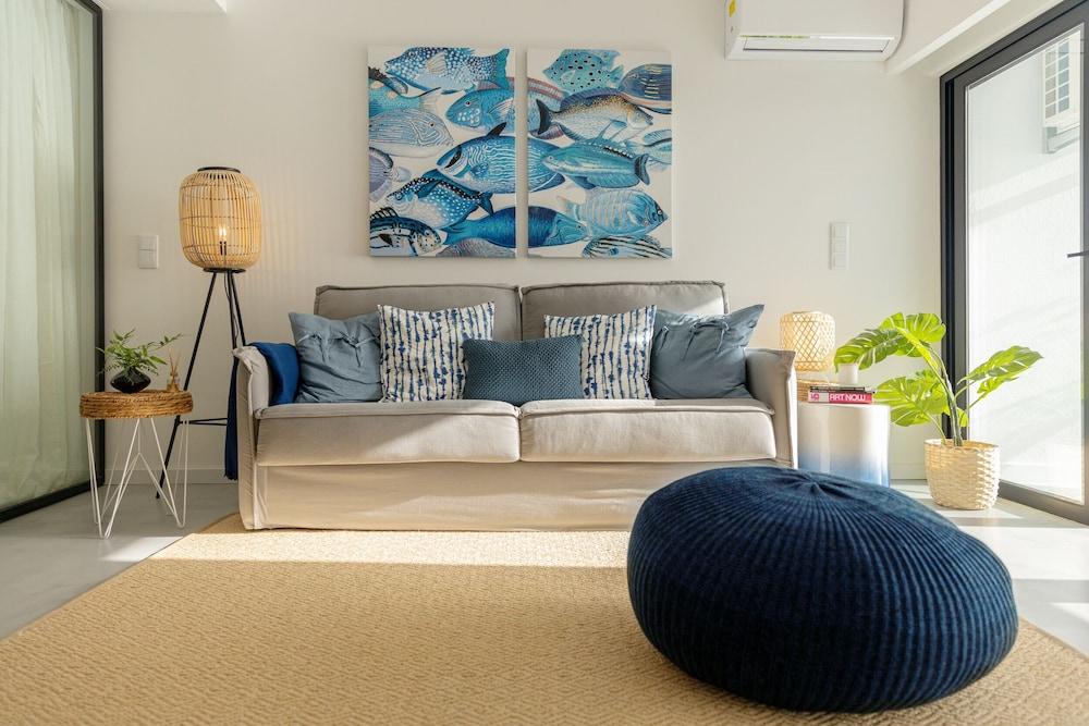 Sesimbra Cliff by Saudade