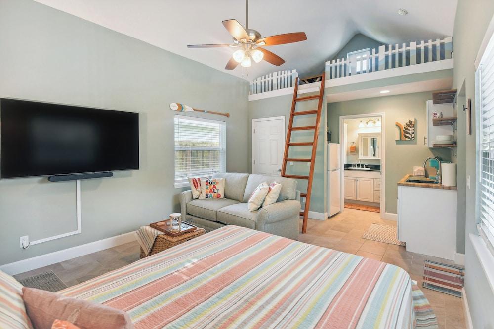 New Smyrna Beach Hideaway < 1 Mi to Beach!
