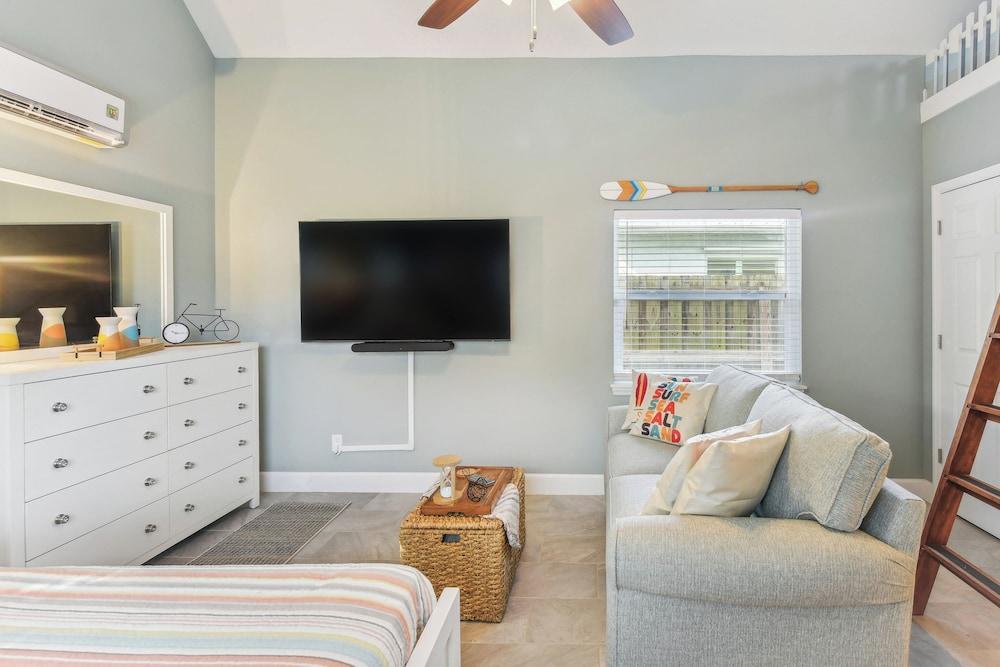 New Smyrna Beach Hideaway < 1 Mi to Beach!