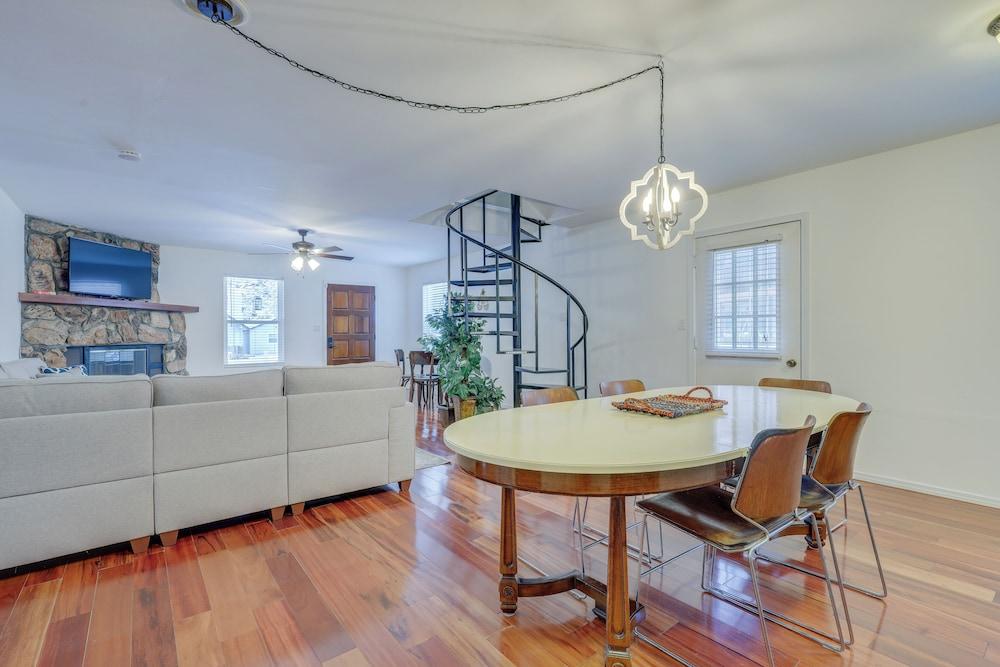 Mountainside Bliss: Red River Getaway w/ Fireplace