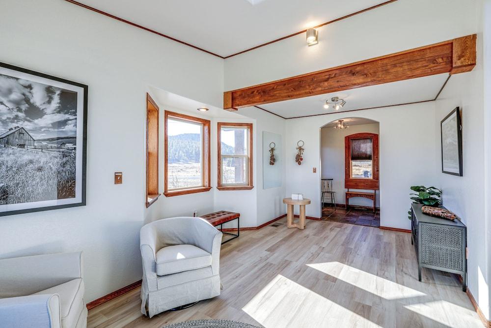 Scenic Flagstaff Home w/ Hot Tub & Mountain Views