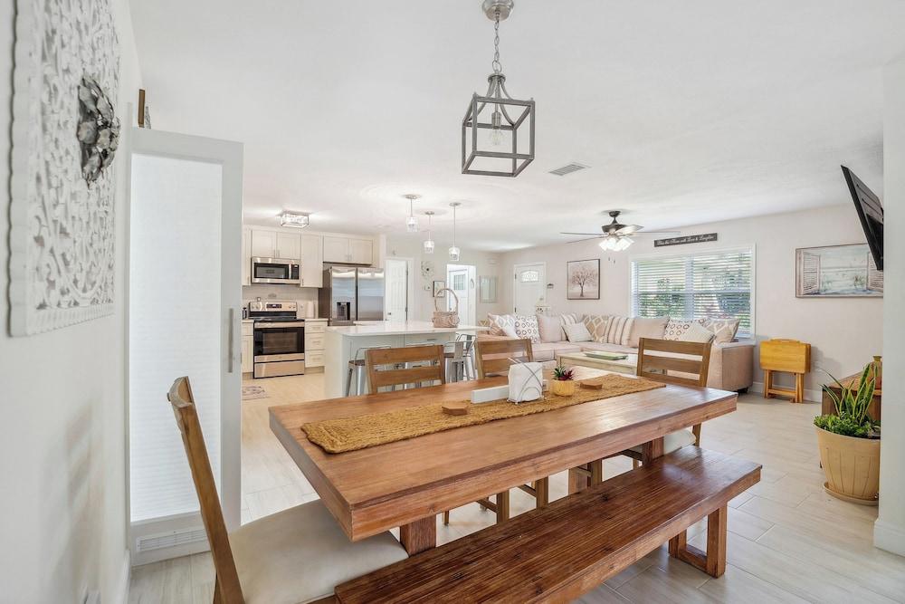 Bikes, Yard & Fire Pit at Upscale Lecanto Home!