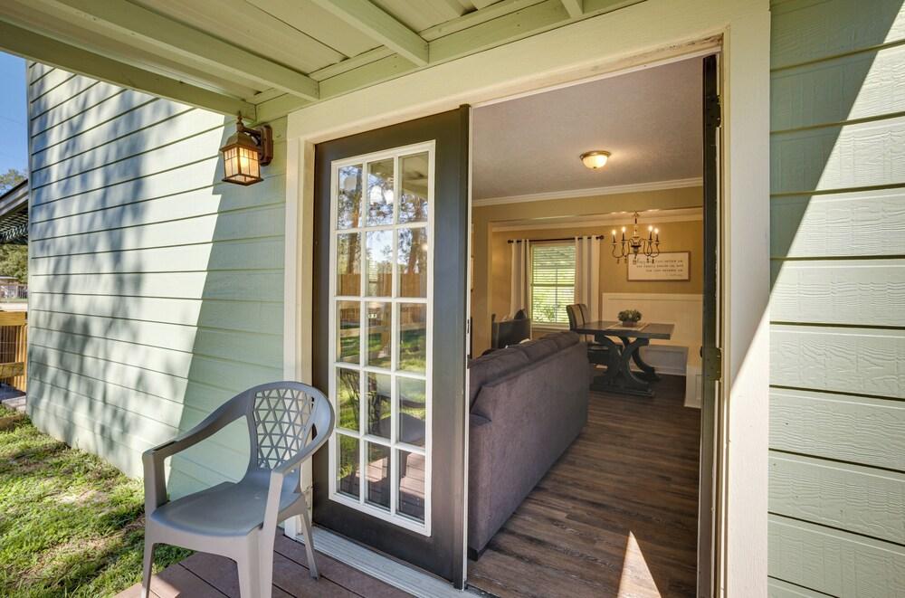 Pet-friendly Conroe Hideaway w/ Porch & Fire Pit
