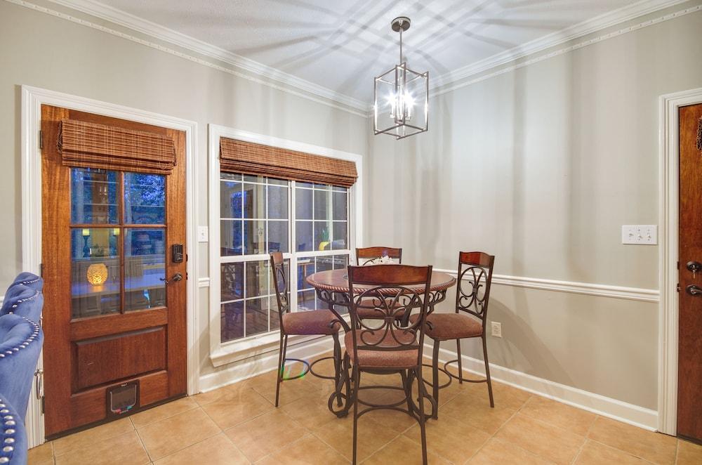 Welcoming Brandon Home w/ Pool & Screened-in Deck