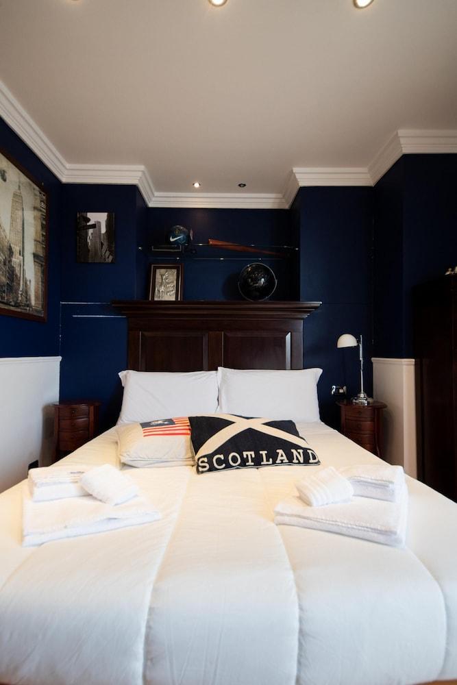 Navy Apartment by Wonderful Italy