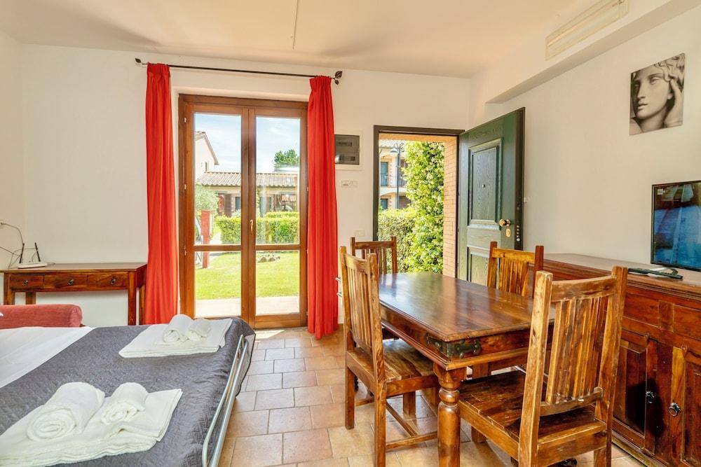 Residence with swimming pool in Sorano