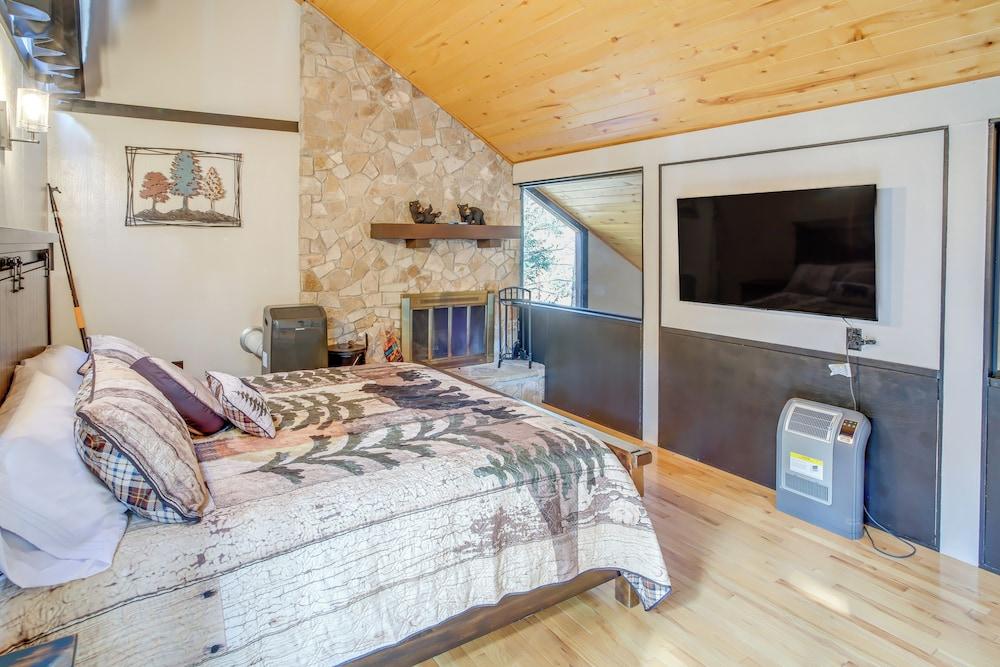 Ruidoso Cabin Retreat w/ Multi-level Deck