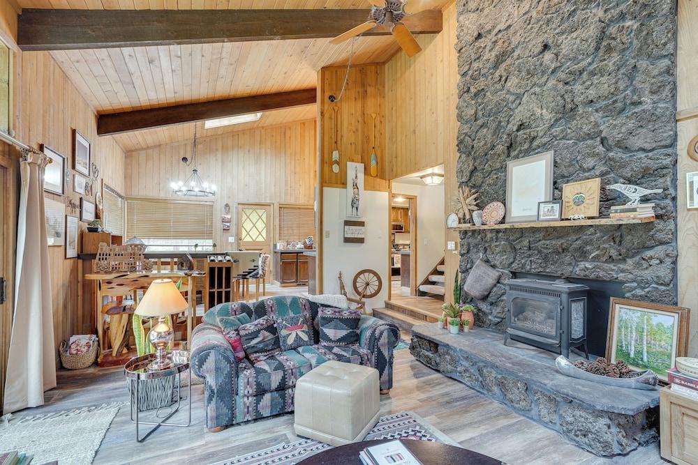 Sunriver Resort Home: Near Skiing, Town & Trails