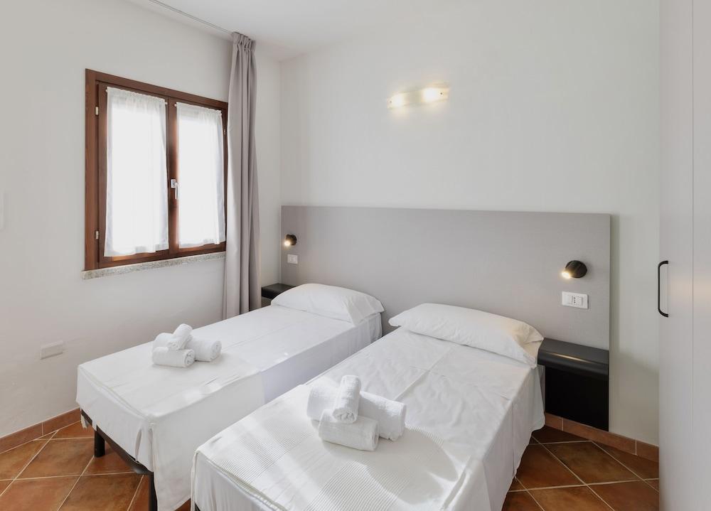 Residence with pool in Isola Rossa