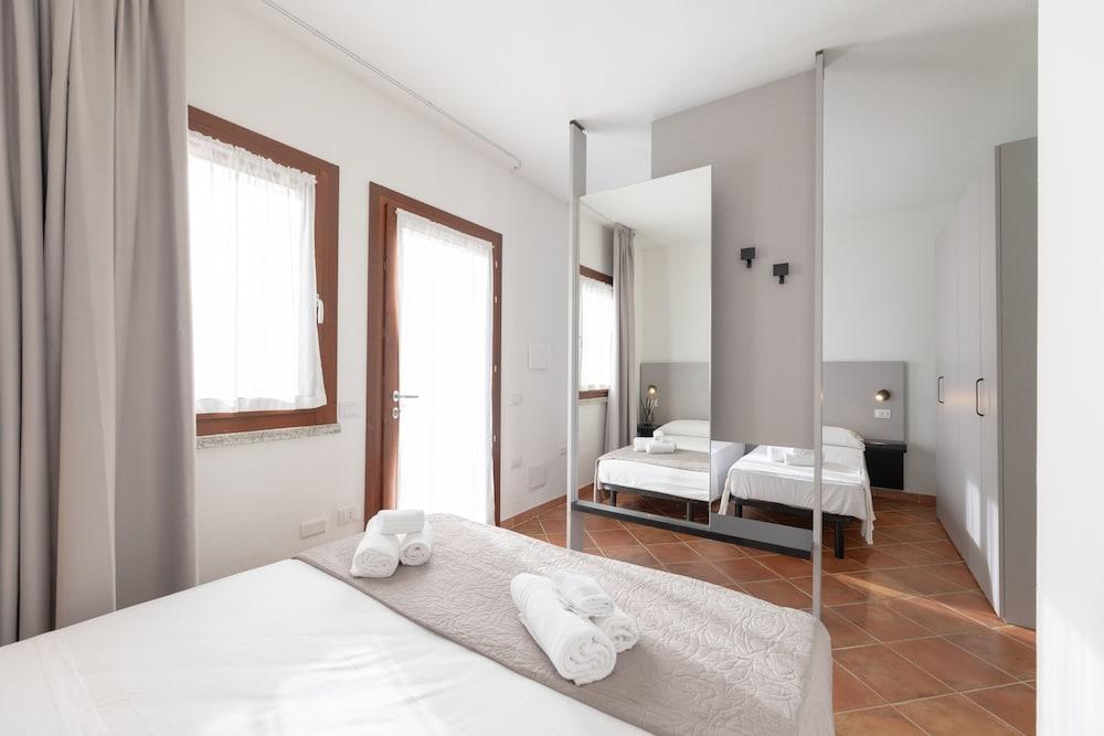 Residence with pool in Isola Rossa