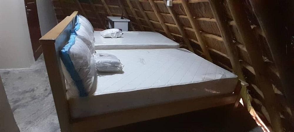 White Cat Farm Hut Inn