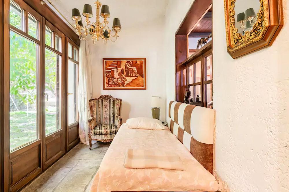 Estate Villa OINOI with Pool