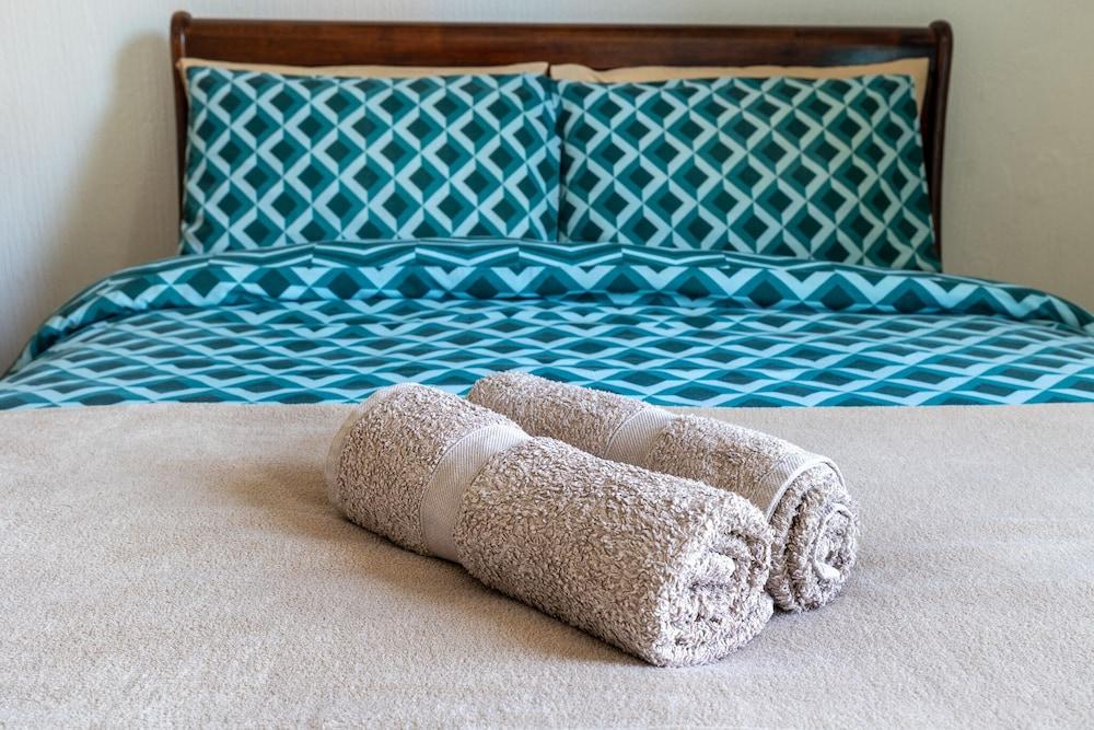 Captivating 4-bed House in Dartford