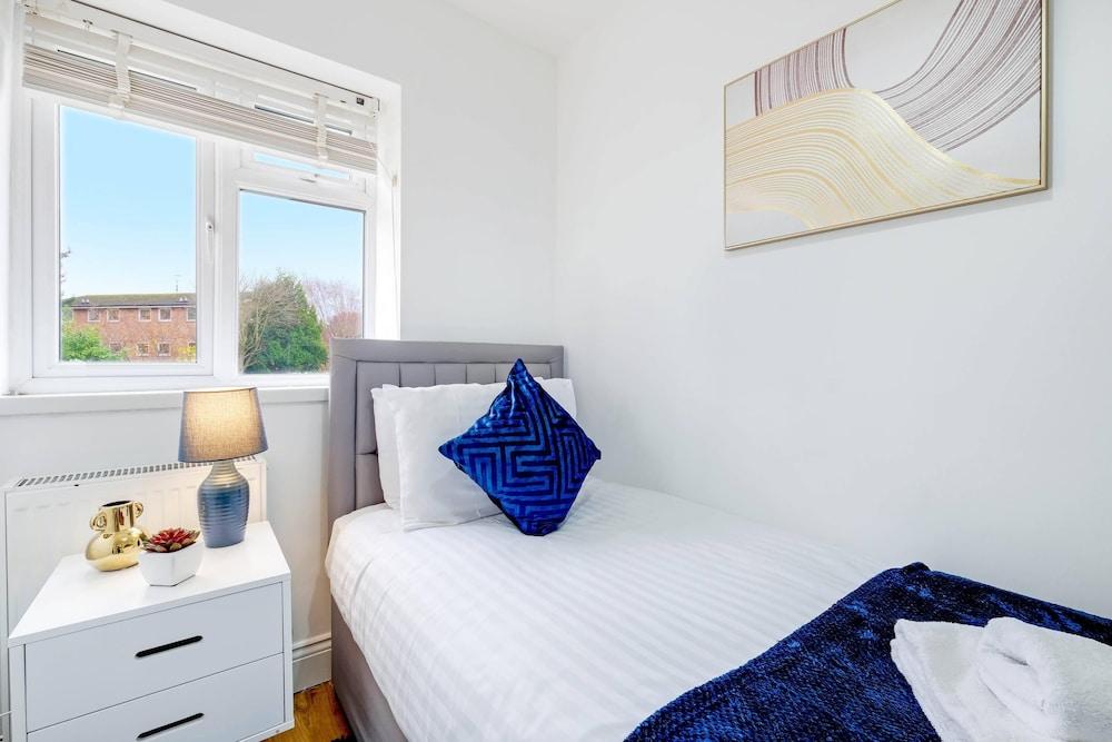 3 Bedroom House with Parking in Windsor