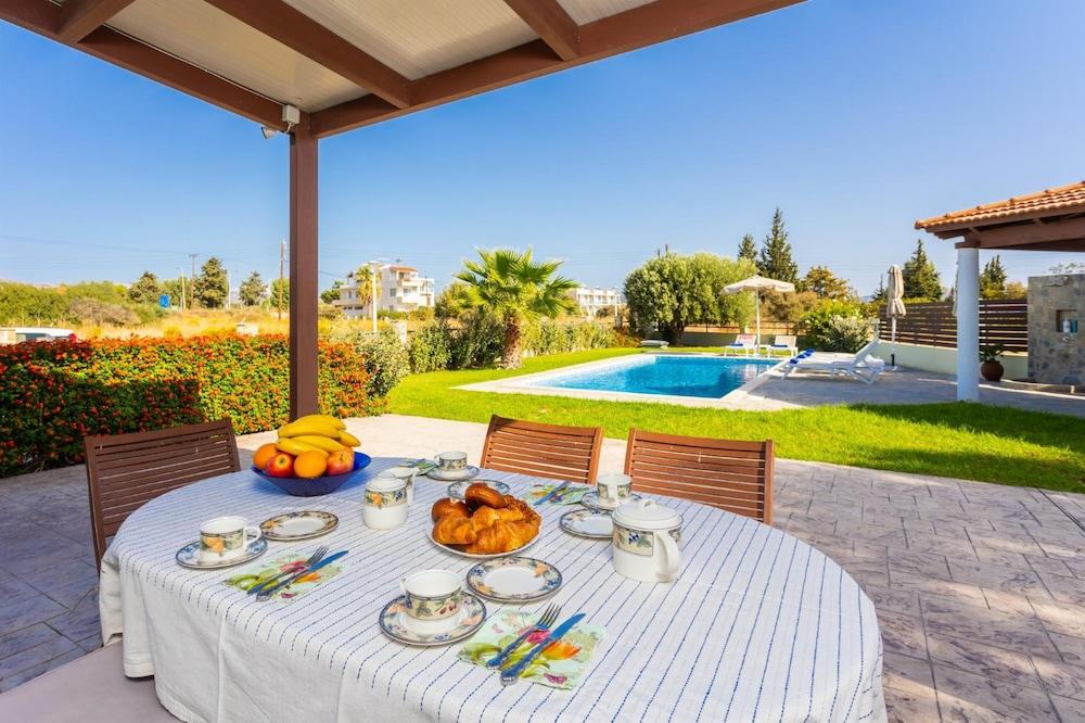 Amphitrite Villa in Gennadi