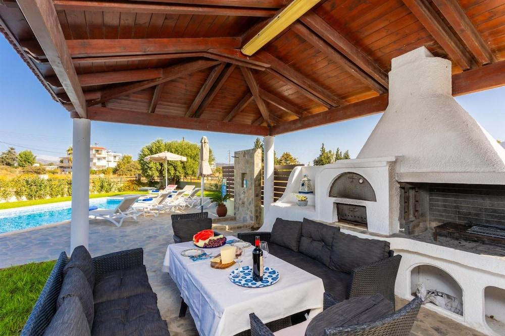 Amphitrite Villa in Gennadi