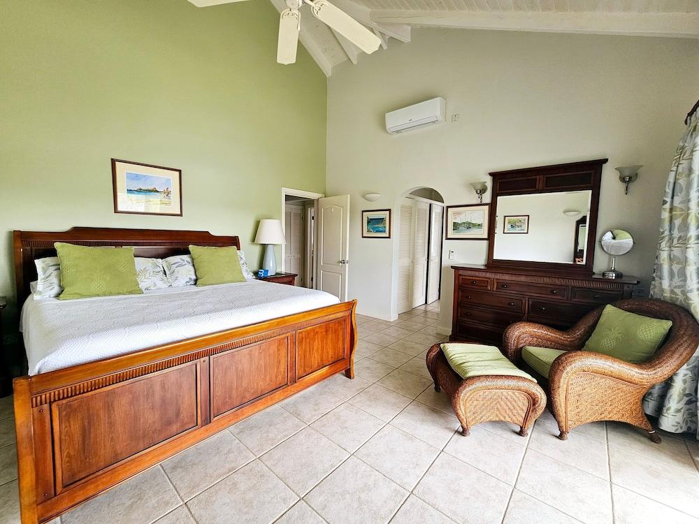 The Pelican #3 - Spacious 3 bedroom 2.5 bath waterfront townhome in the heart of Rodney Bay. 3 Townhouse by RedAwning