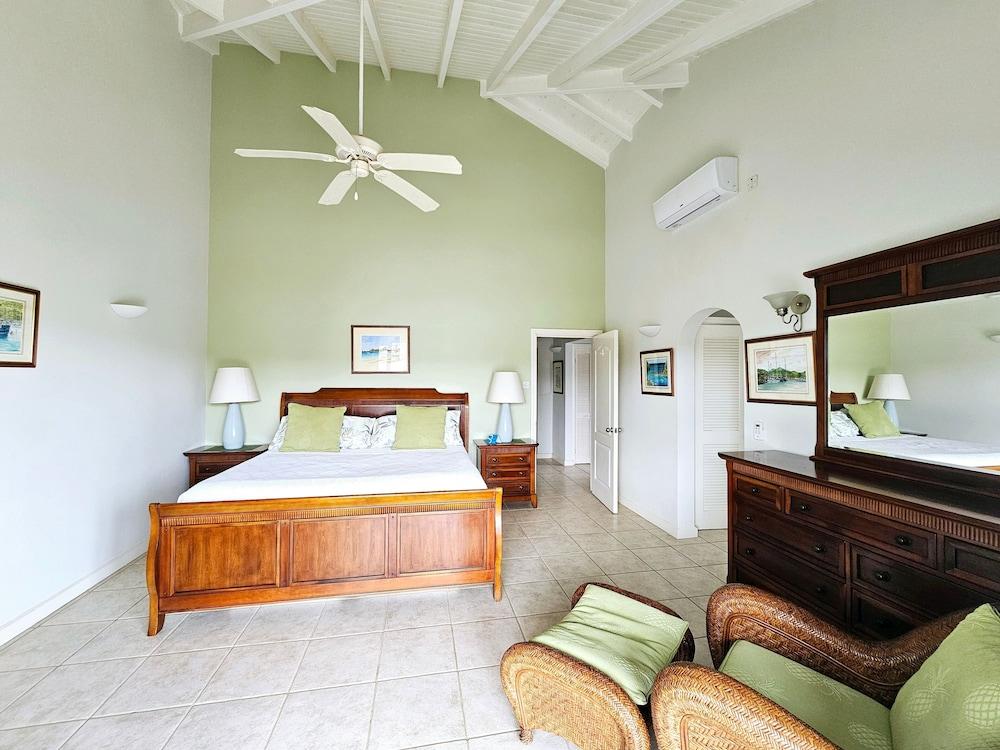 The Pelican #3 - Spacious 3 bedroom 2.5 bath waterfront townhome in the heart of Rodney Bay. 3 Townhouse by RedAwning