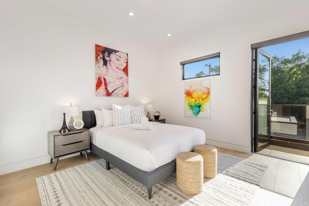 Melvin - Modern Contemporary Estate w/ Backyard + Pool & Spa