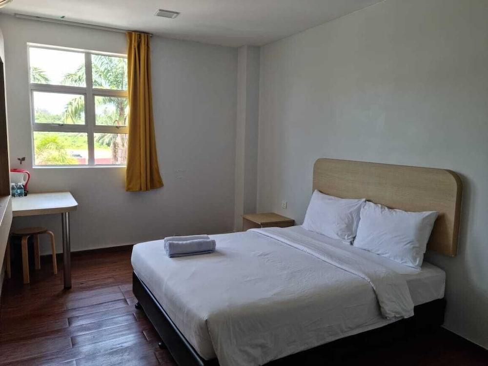 OYO 90901 Santai Morib Hotel