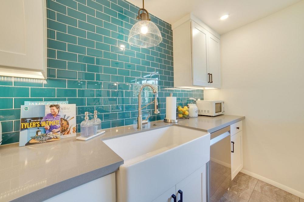 Seattle Vacation Home w/ Hot Tub: 5 Mi to Downtown