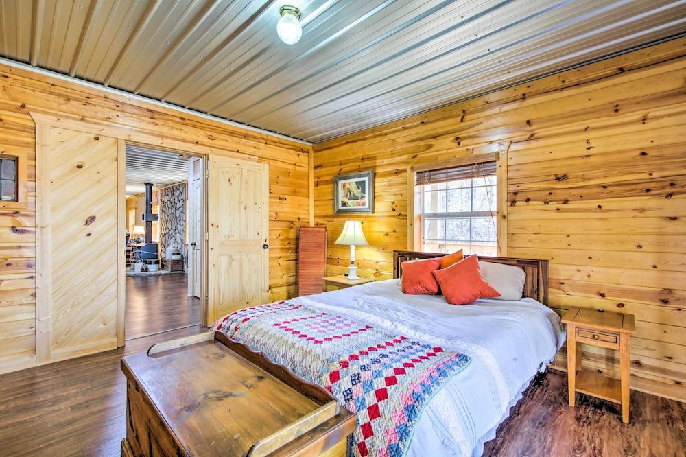 Pet-friendly Ellijay Escape w/ Yard & Grill!