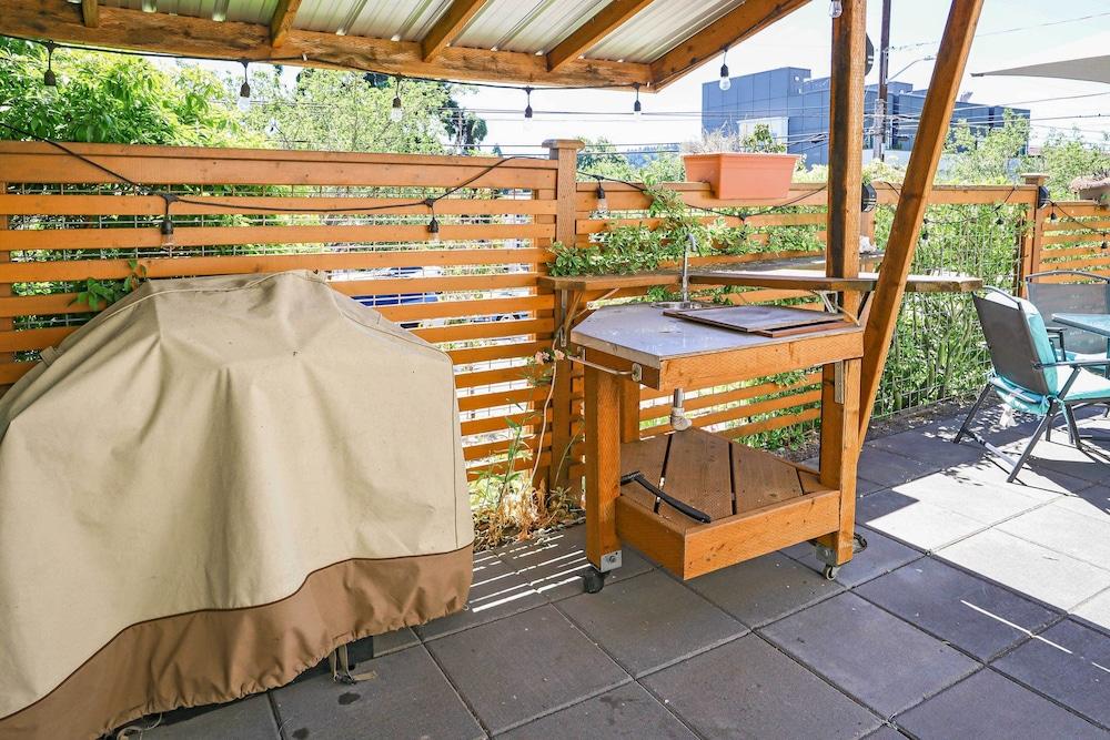 Scandi Boho Seattle Apartment, Walk to Waterfront!