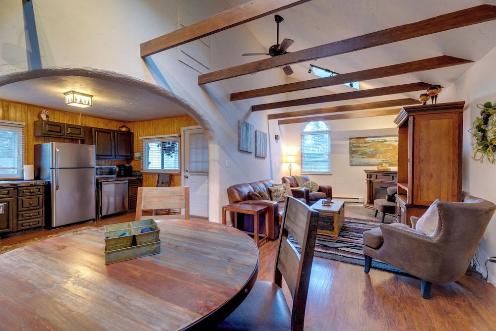 Rustic Log Cabin w/ Studio ~ 5 Mi to Pikes Peak!