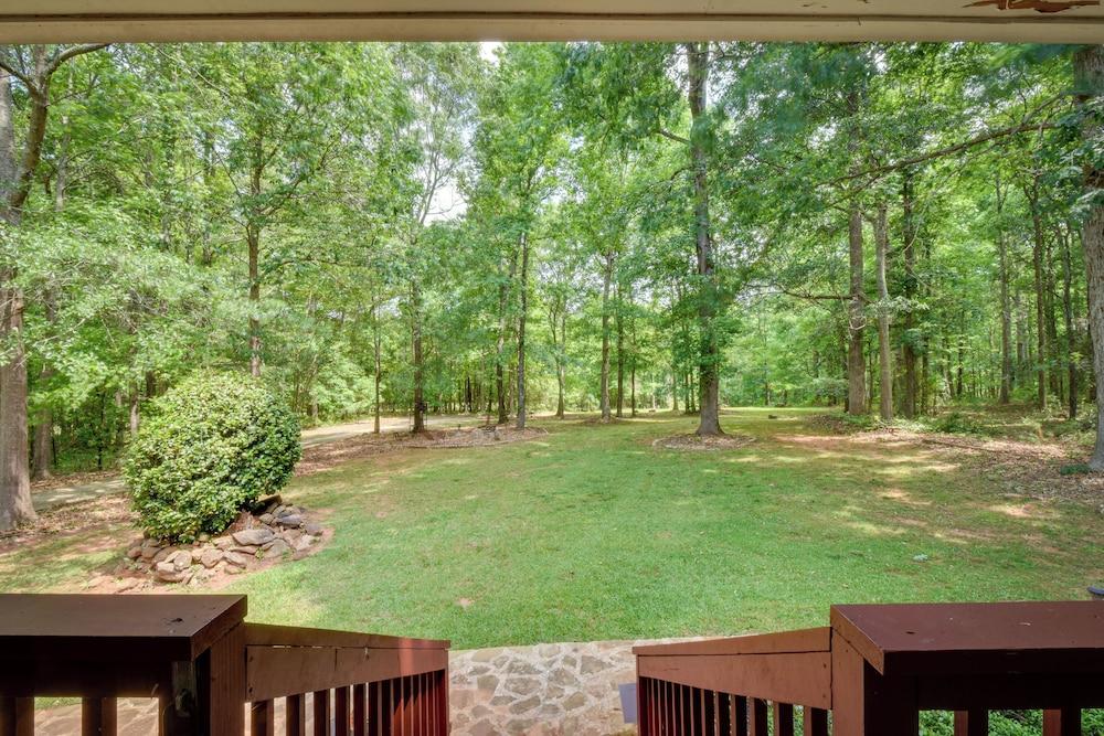 12 Mi to UGA Campus: Spacious Group Getaway!