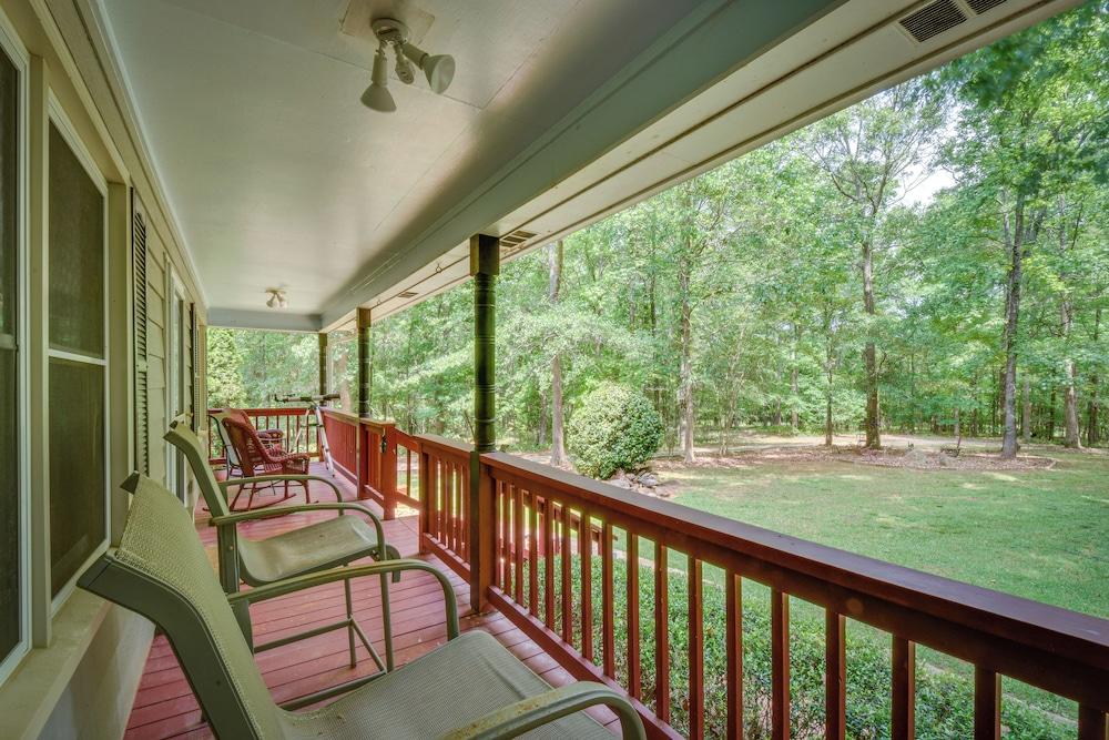 12 Mi to UGA Campus: Spacious Group Getaway!