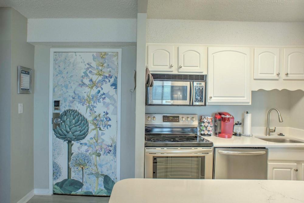 Inviting Virginia Beach Condo w/ Community Pool