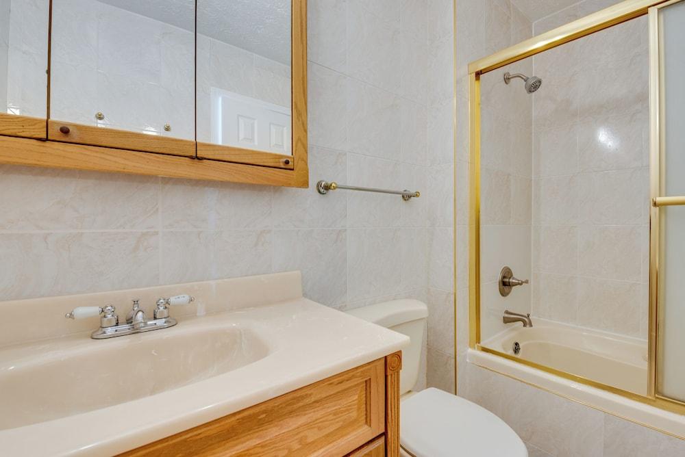 Spacious Norcross Home ~ 21 Mi to Downtown Atlanta