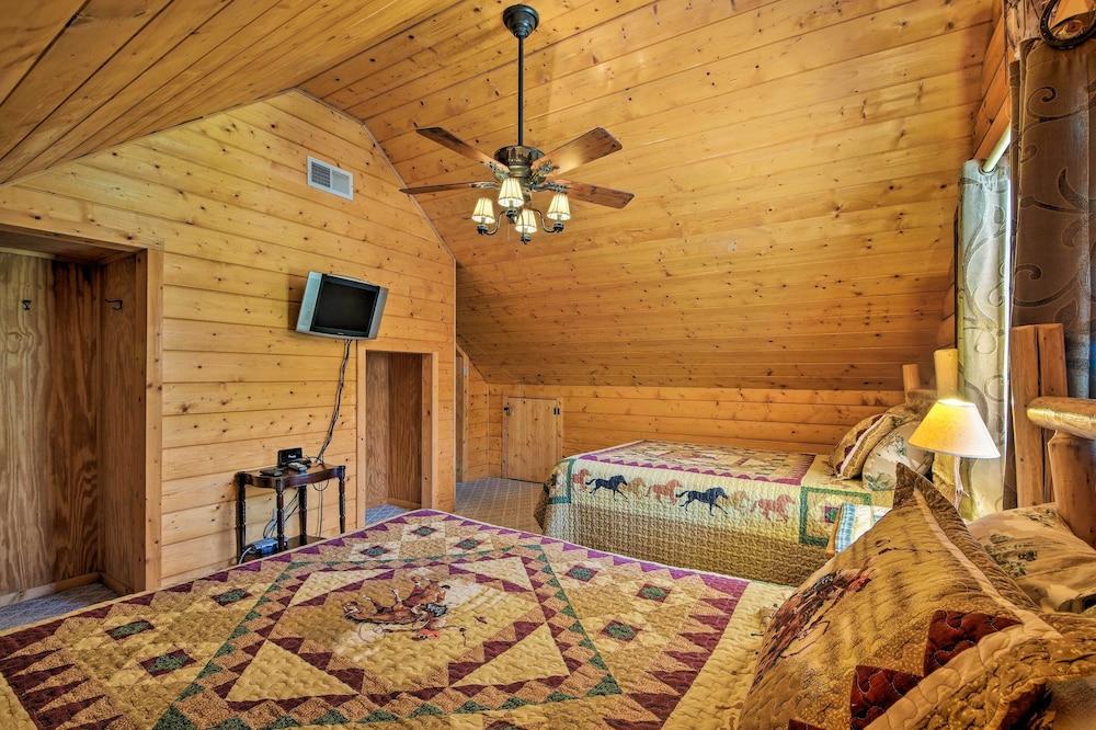 Cozy Trenton Cabin w/ Spa ~ 15 Mi to Lookout Mtn!