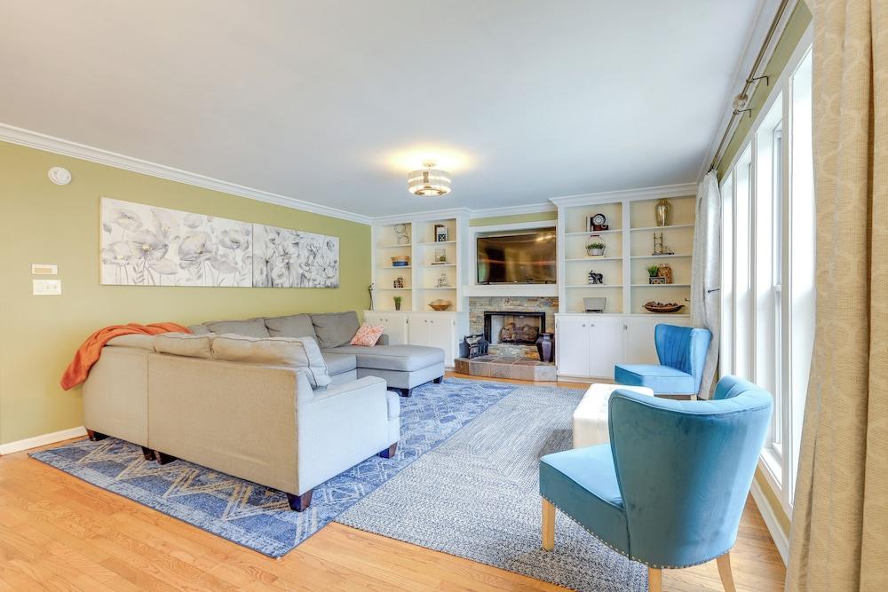 Spacious Stockbridge Manor: Pool Table, 2 Kitchens