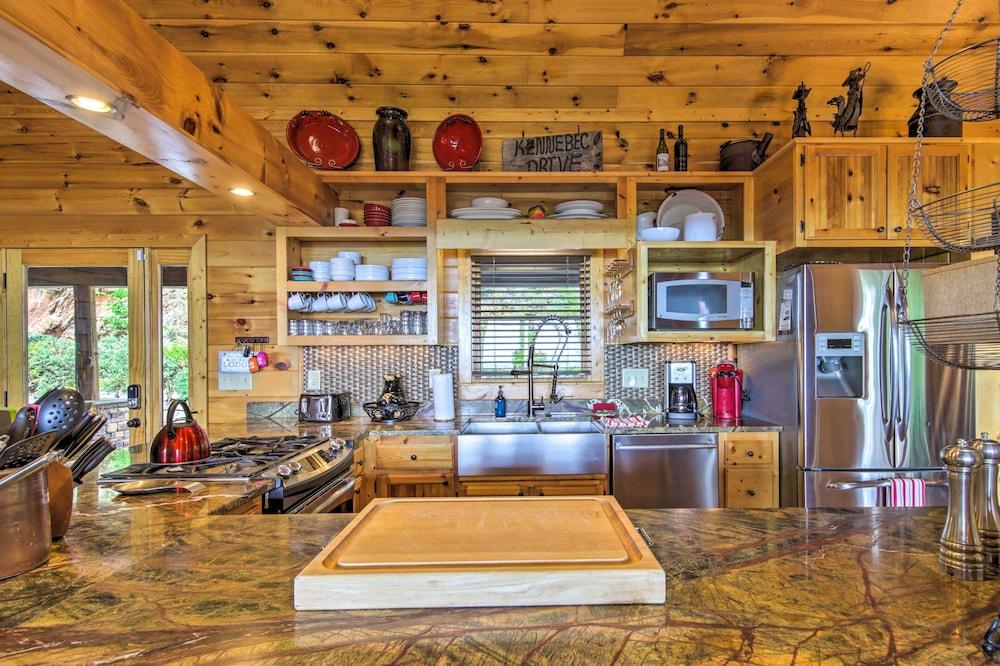 Unique Mineral Bluff Home With Mountain Views!